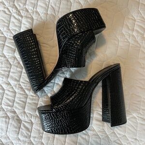 Schutz | Crocodile Embossed Platform Heel | Sz 8